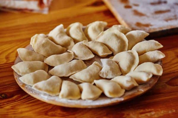 Pirohs da, dar tartari?  Odată mâncarea săracilor, puțini oameni le mai fac!  O umplutură bogată și un aluat moale ca o minge de bumbac.  Dacă le încerci o dată, nu vei face nimic altceva