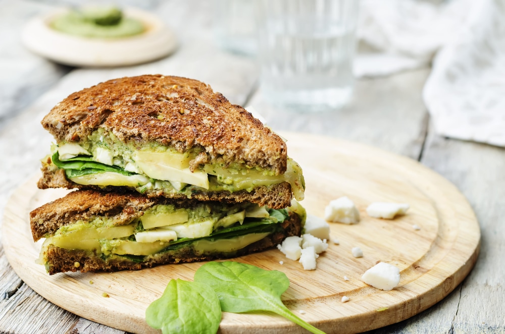 Revoluția gustărilor naturale cu sandvișul nostru vegan cu avocado și morcovi!