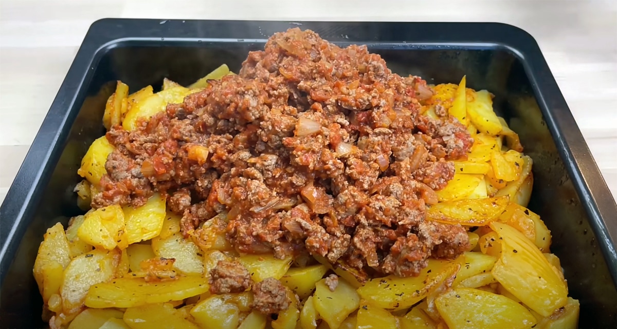 Luați câțiva cartofi, stropiți-i cu carne tocată și coaceți: Rezultatul este delicios și foarte gustos!