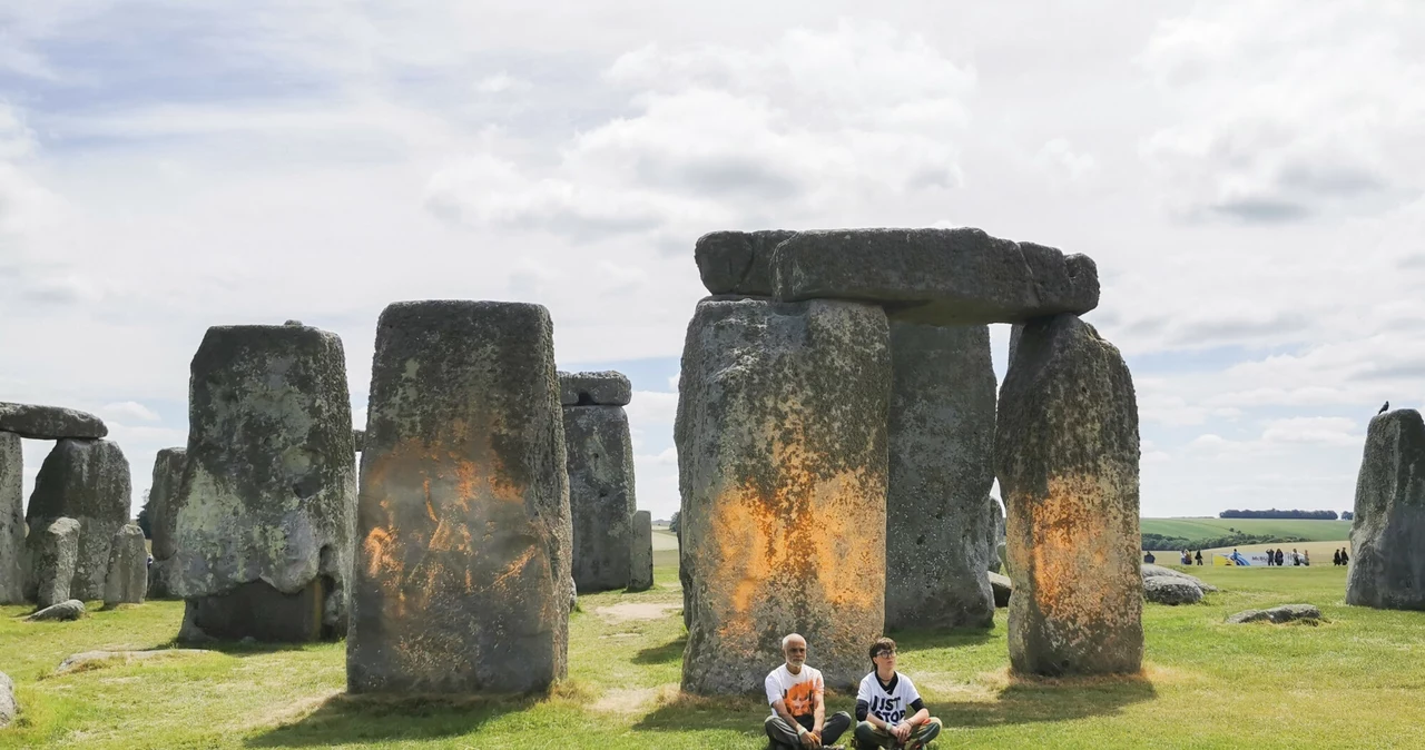 Activiștii au pictat Stonehenge.  Vopseaua s-a desprins și activiștii încă protestează