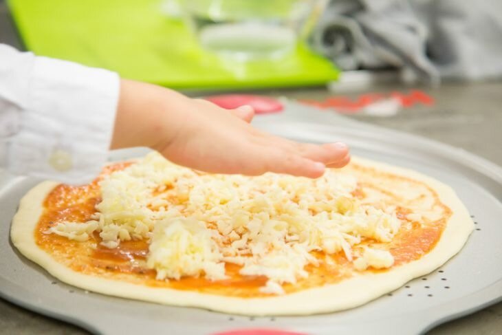 Cum să faci pizza cu brânză adevărată: o rețetă care merită încercată