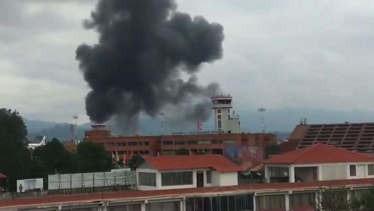 În Nepal, un avion a luat foc în timpul decolării, ucigând 18 persoane