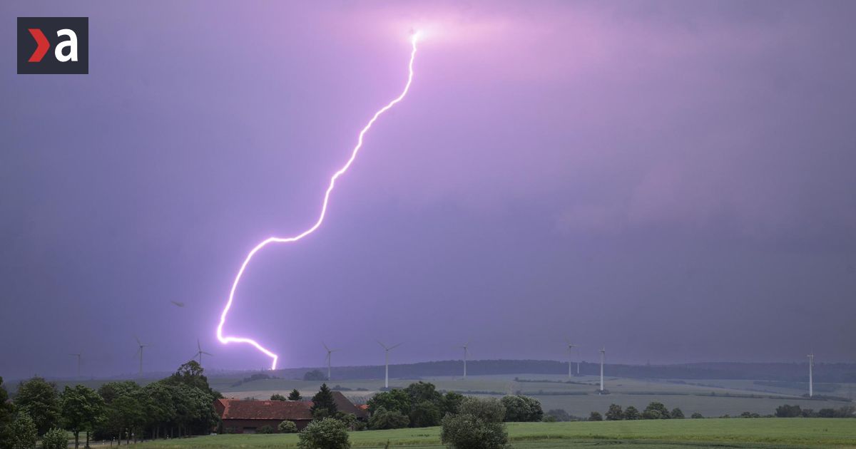 Furtuni foarte puternice vor lovi Cehia, meteorologii au crescut nivelul de pericol