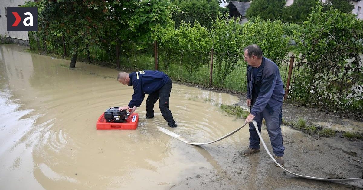 Furtuni puternice au cuprins Republica Cehă, inundand străzile și provocând pagube