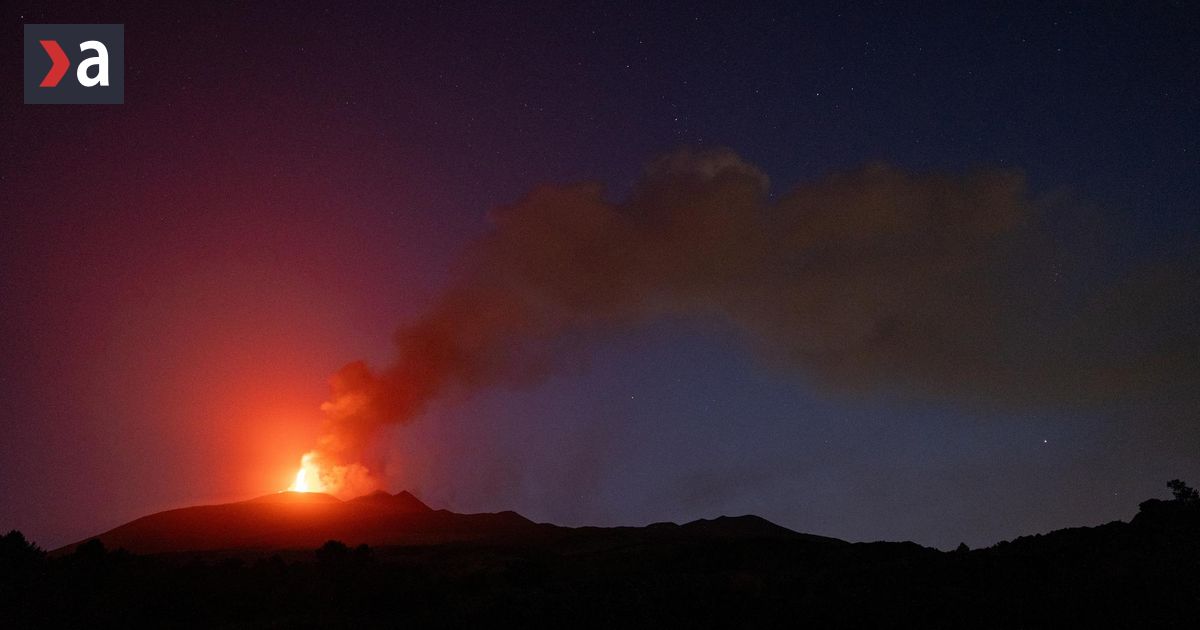 Muntele Etna a erupt în Italia. Aeroportul din Catania a fost închis temporar