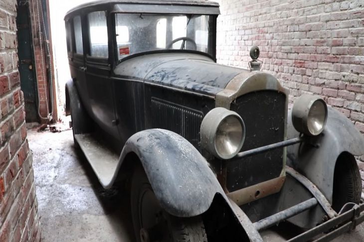 Packard uitat de dinainte de război găsit într-o fabrică abandonată din Philadelphia