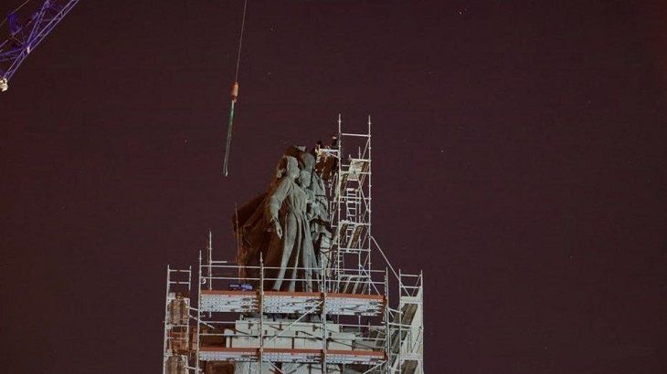 Mi-au tăiat mâna. Un monument al armatei sovietice este demontat la Sofia