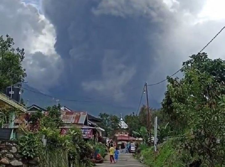 O erupție vulcanică puternică din Indonezia a ucis 11 oameni