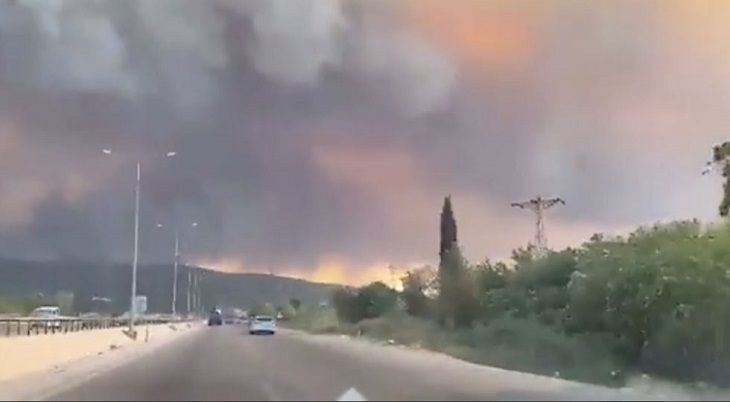 Türkiye suferă de incendii forestiere, strâmtoarea Dardanele este complet închisă