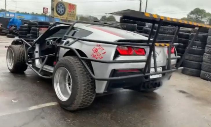 Meșterii au transformat un Chevrolet Corvette ruinat într-o mașină în stil Mad Max