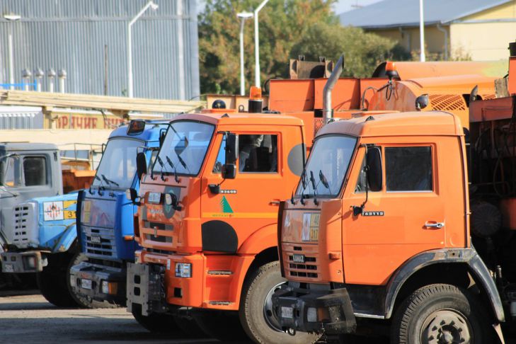 Un pasionat de mașini din Rusia a transformat un camion KamAZ într-o casă cu o saună și un rezervor de vodcă.