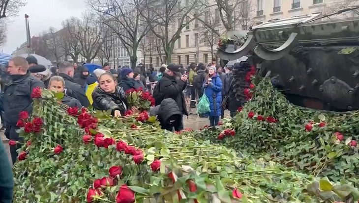 Germanii au adus flori la un tanc avariat instalat la Ambasada Rusiei la Berlin