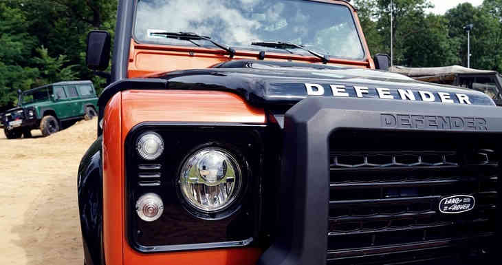 Land Rover Defender, ca și al lui Bond, este de vânzare