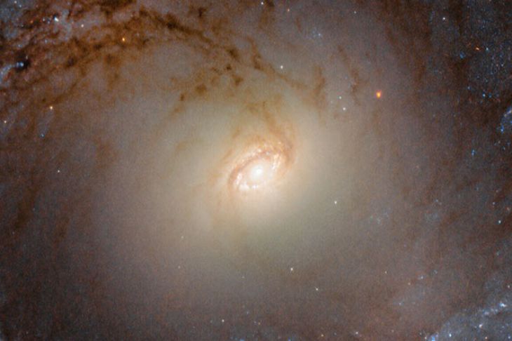 Telescopul Hubble a capturat o „farfurie zburătoare” în constelația Mensa