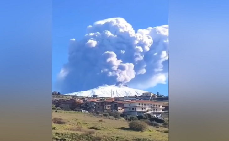 Muntele Etna a erupt în Sicilia