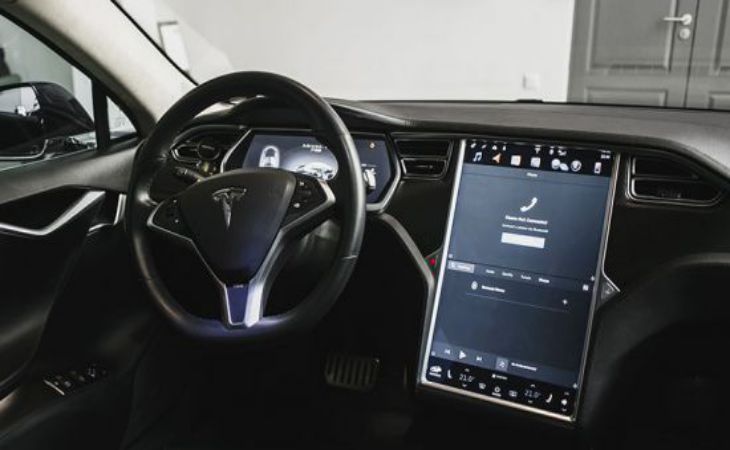 Musk intenționează să lanseze serviciul de taxi autonom Tesla