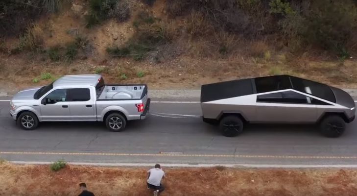 O competiție de remorcher între pickup-urile Tesla Cybertruck și Ford F-150 a fost prezentată în video