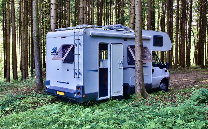 Cum să transformi o mașină într-un motorhome: 5 accesorii numite