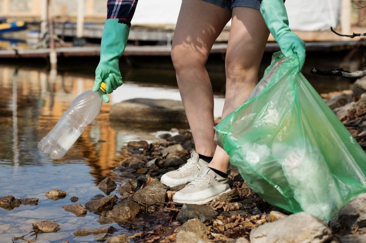 Bacteriile au început să mănânce plastic pe uscat și sub apă