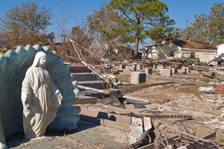 Un sat din Statele Unite este plin de sicrie dintr-un cimitir local