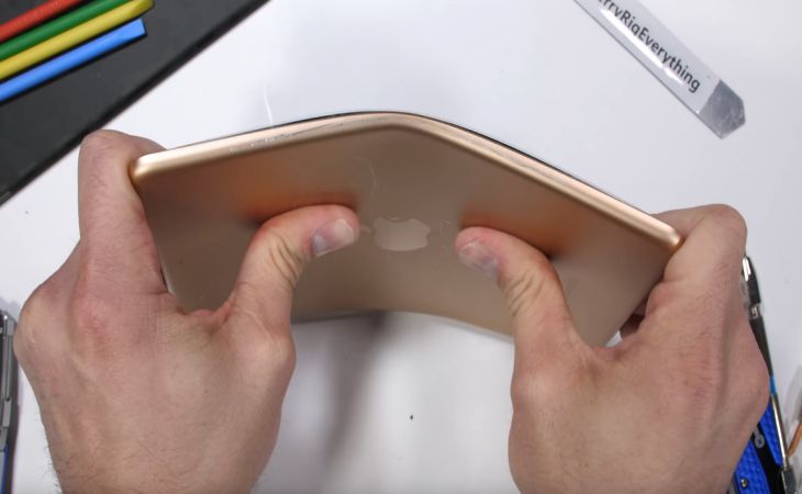 Video: iPad mini a fost îndoit, dar a continuat să funcționeze