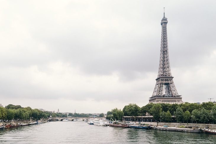 Notă pentru turiști. Turnul Eiffel închis