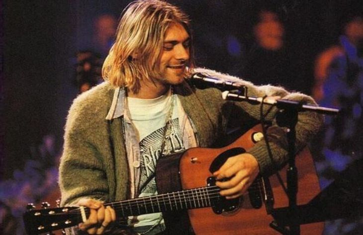 Cardiganul și chitara lui Kurt Cobain s-au vândut cu 674.000 de dolari