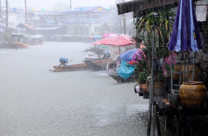 Turiștii fug din Thailanda din cauza uraganului Pabuk