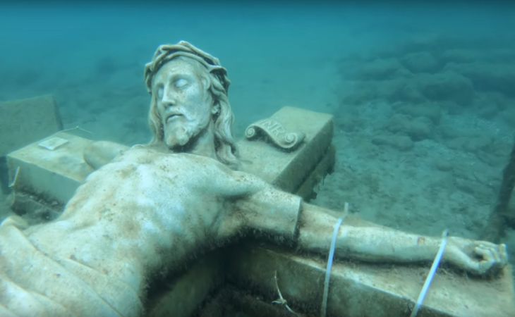 Statuia lui Hristos observată sub gheață pe Lacul Michigan