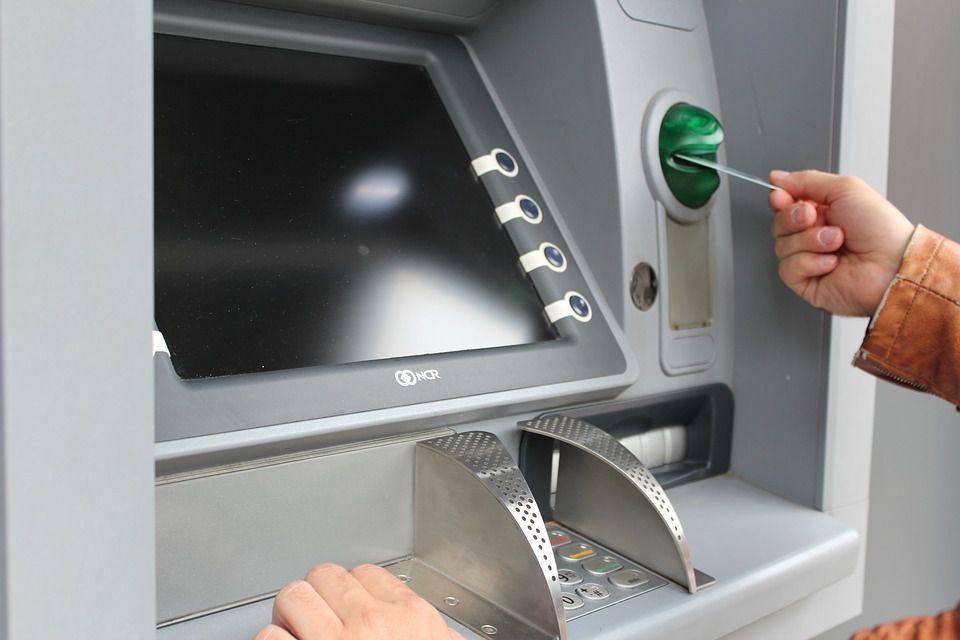 Un programator a furat un milion de dolari printr-o vulnerabilitate ATM