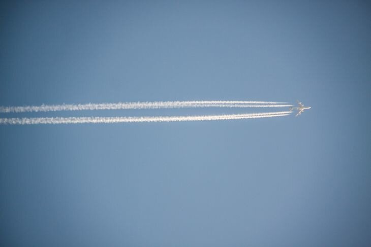 O femeie beată a făcut o furie la bordul unui avion. Pasagerii au sugerat să o arunce peste bord