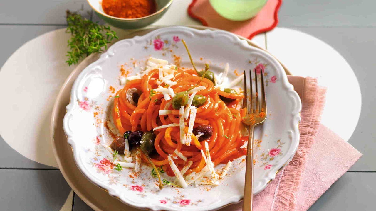 Pici in sos de ardei, cucunci si ricotta cacio