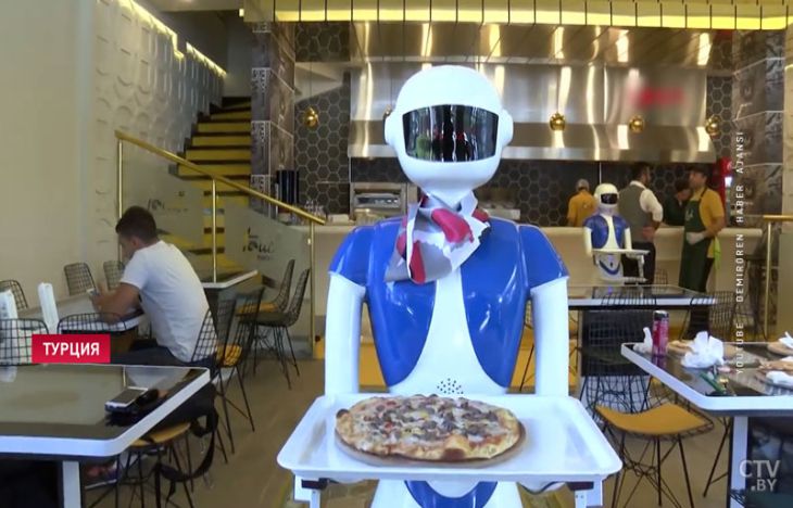 Roboții servesc oamenii într-un restaurant din Istanbul