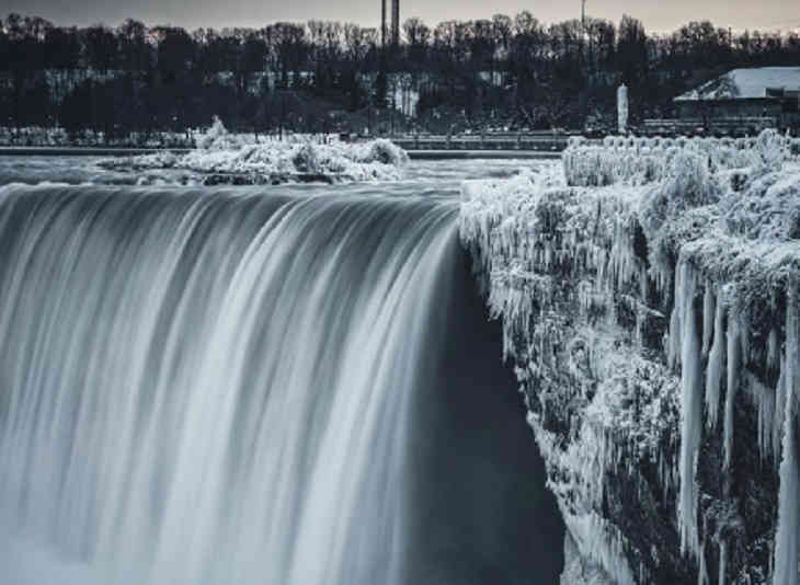 Cascada Niagara a înghețat parțial din cauza vremii reci din SUA