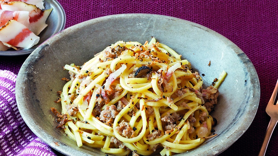 Pasta alla chitara cu ragù si trufa neagra