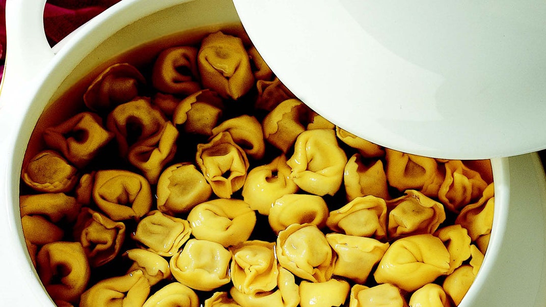 Tortellini bolognese in bulion